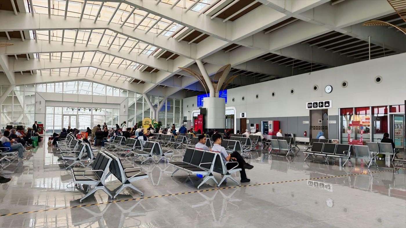 Hall d'embarquement moderne avec rangées de sièges vides, comme dans un terminal de l'aéroport de Cancún, Quintana Roo, Mexique
