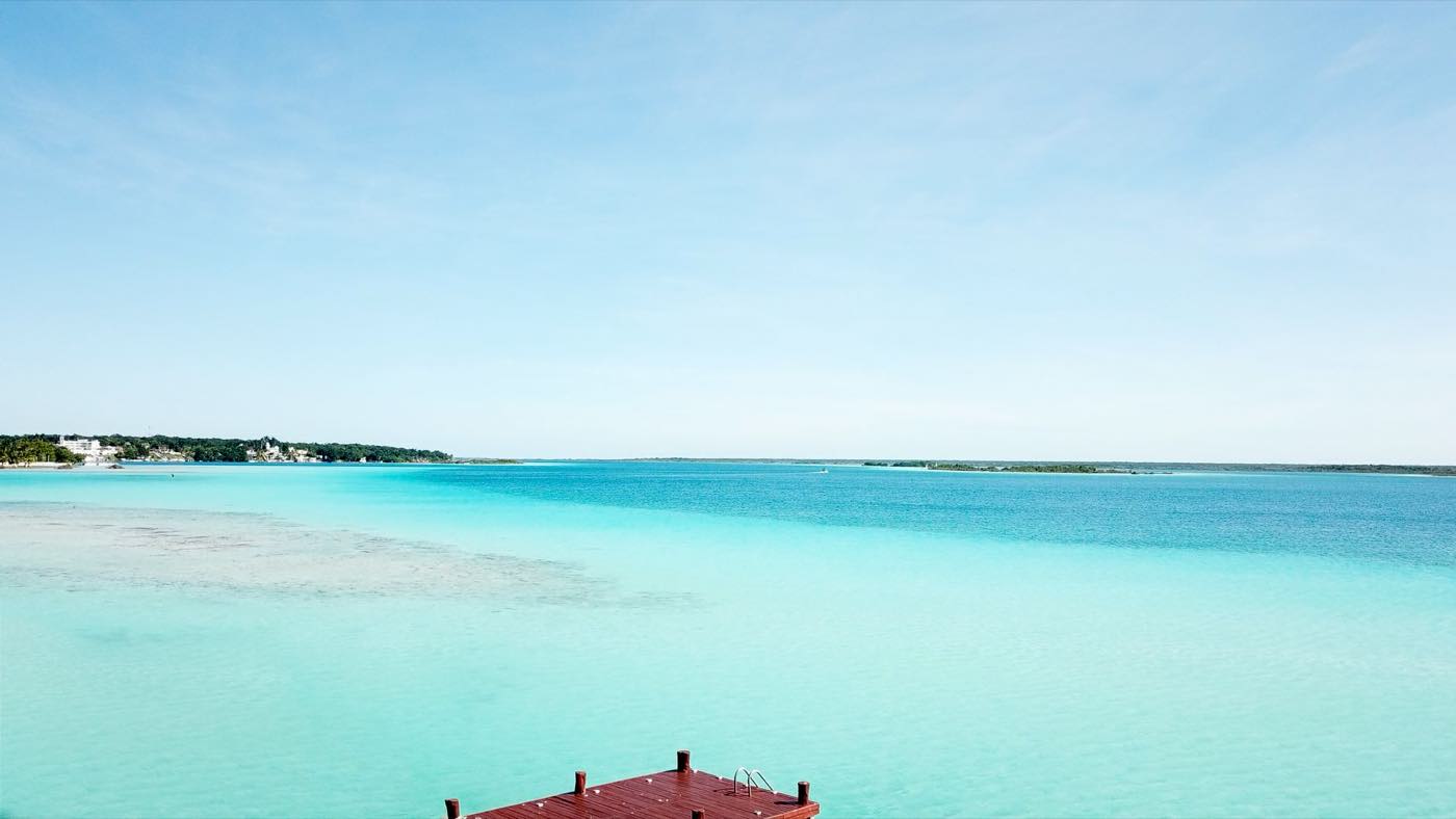 Lagune de Bacalar aux dégradés de bleu