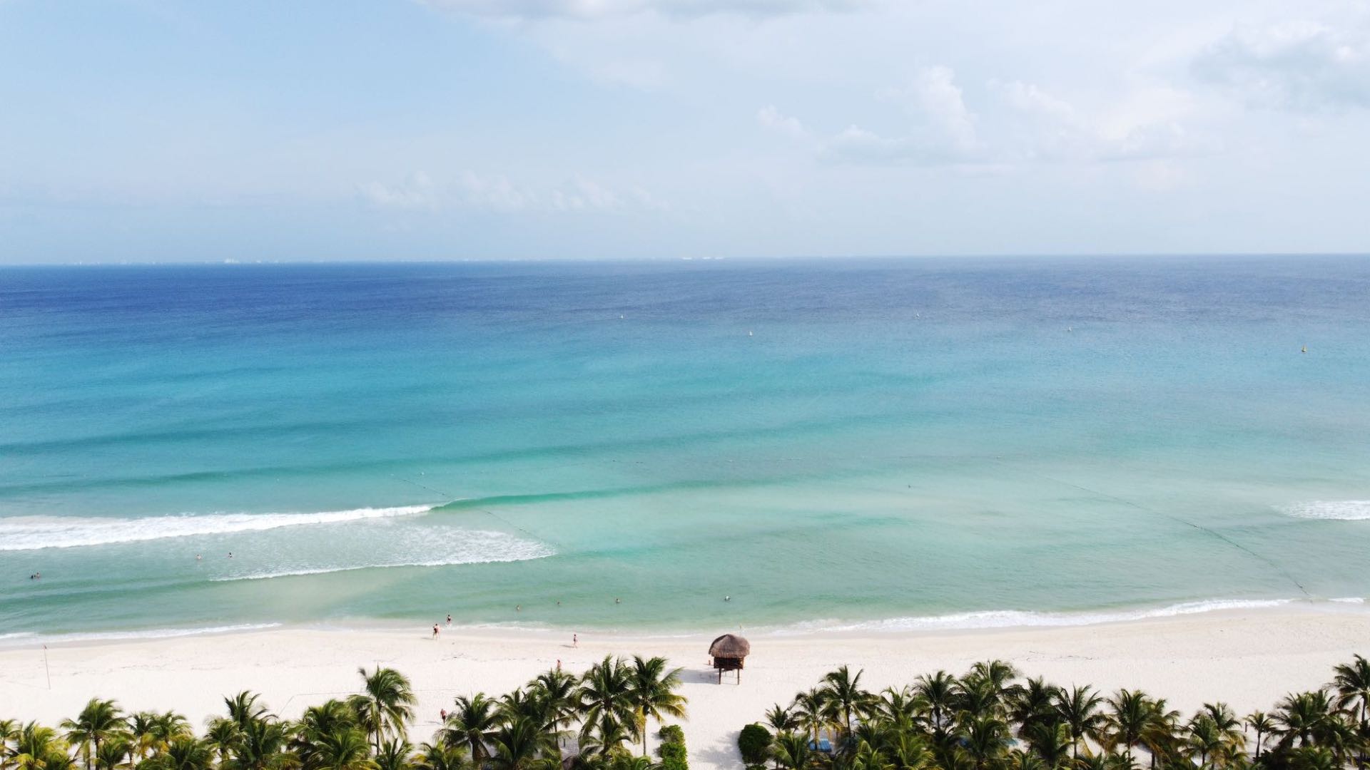 Plage de sable blanc et mer turquoise des Caraïbes à Playa del Carmen, Mexique