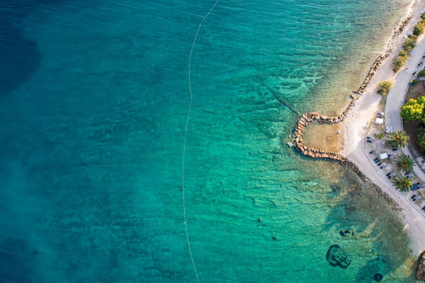 Vue aérienne d'une plage tropicale aux eaux turquoise et au sable clair