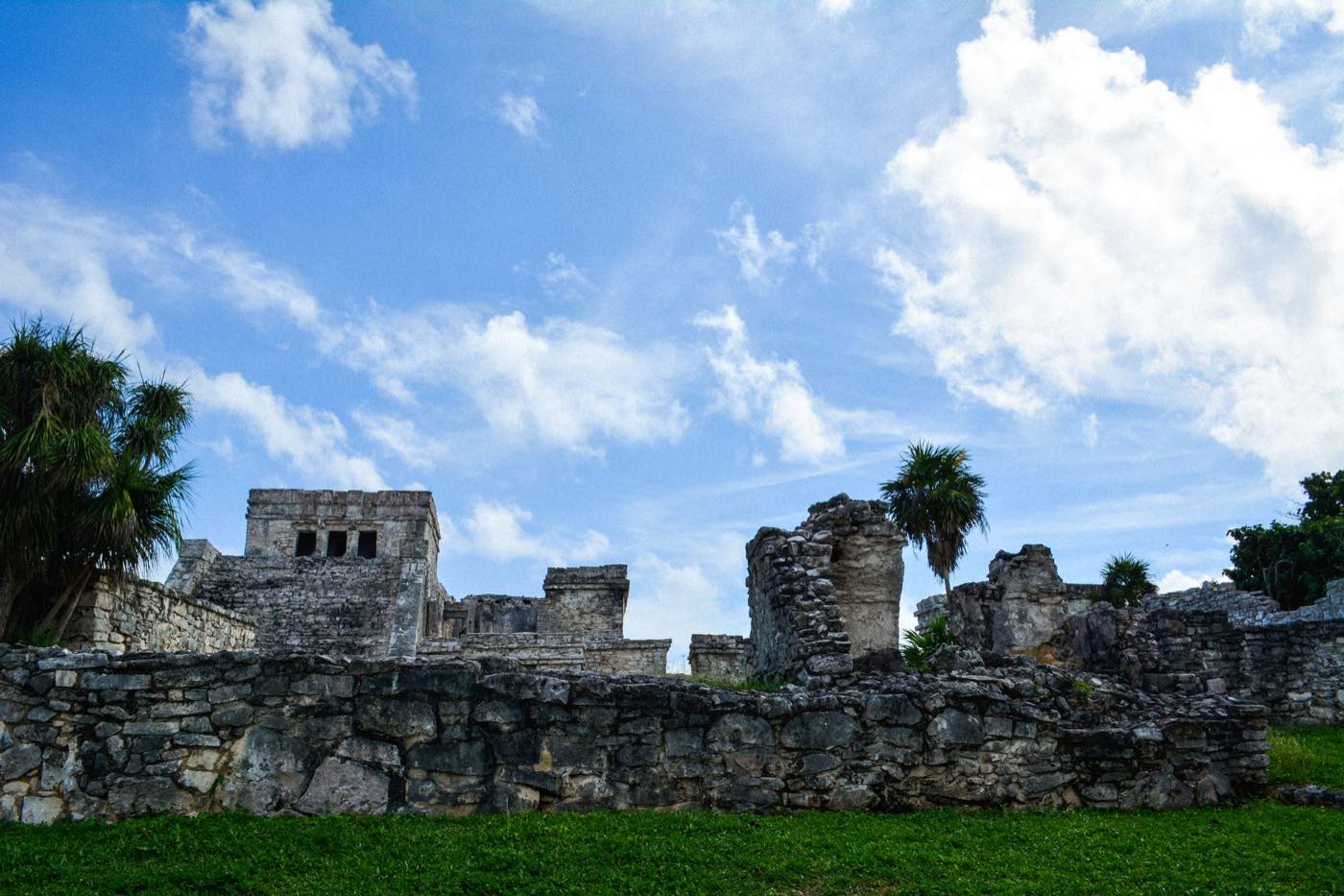 Ruines mayas de Tulum surplombant la mer des Caraïbes